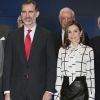 La reine Letizia d'Espagne dans un look rappelant l'un de ceux portés par la reine Rania de Jordanie en visite officielle à Madrid en novembre 2015, lors de la clôture du projet de la fondation Telefonica à Madrid le 13 février 2017, au cours de laquelle le roi Felipe VI intervenait.