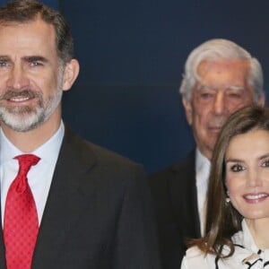 La reine Letizia d'Espagne dans un look rappelant l'un de ceux portés par la reine Rania de Jordanie en visite officielle à Madrid en novembre 2015, lors de la clôture du projet de la fondation Telefonica à Madrid le 13 février 2017, au cours de laquelle le roi Felipe VI intervenait.