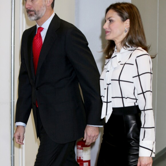 La reine Letizia d'Espagne dans un look rappelant l'un de ceux portés par la reine Rania de Jordanie en visite officielle à Madrid en novembre 2015, lors de la clôture du projet de la fondation Telefonica à Madrid le 13 février 2017, au cours de laquelle le roi Felipe VI intervenait.