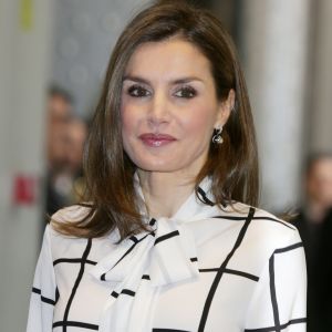 La reine Letizia d'Espagne dans un look rappelant l'un de ceux portés par la reine Rania de Jordanie en visite officielle à Madrid en novembre 2015, lors de la clôture du projet de la fondation Telefonica à Madrid le 13 février 2017, au cours de laquelle le roi Felipe VI intervenait.