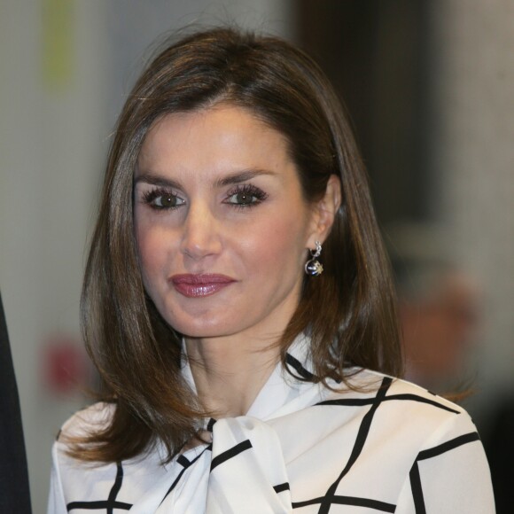 La reine Letizia d'Espagne dans un look rappelant l'un de ceux portés par la reine Rania de Jordanie en visite officielle à Madrid en novembre 2015, lors de la clôture du projet de la fondation Telefonica à Madrid le 13 février 2017, au cours de laquelle le roi Felipe VI intervenait.