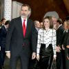 La reine Letizia d'Espagne dans un look rappelant l'un de ceux portés par la reine Rania de Jordanie en visite officielle à Madrid en novembre 2015, lors de la clôture du projet de la fondation Telefonica à Madrid le 13 février 2017, au cours de laquelle le roi Felipe VI intervenait.