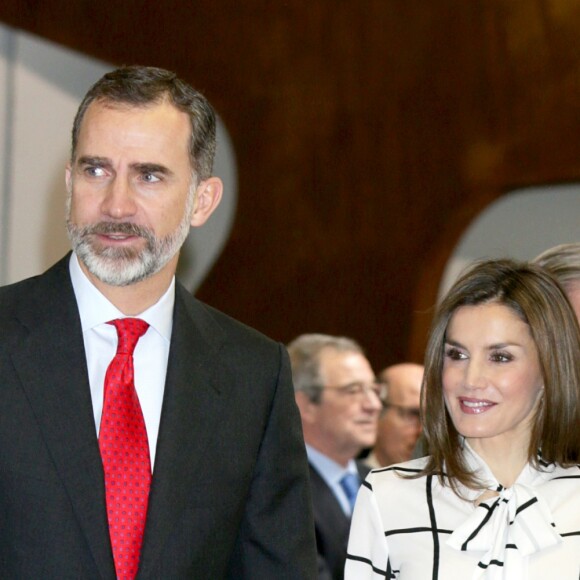 La reine Letizia d'Espagne dans un look rappelant l'un de ceux portés par la reine Rania de Jordanie en visite officielle à Madrid en novembre 2015, lors de la clôture du projet de la fondation Telefonica à Madrid le 13 février 2017, au cours de laquelle le roi Felipe VI intervenait.