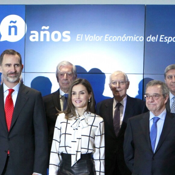 La reine Letizia d'Espagne dans un look rappelant l'un de ceux portés par la reine Rania de Jordanie en visite officielle à Madrid en novembre 2015, lors de la clôture du projet de la fondation Telefonica à Madrid le 13 février 2017, au cours de laquelle le roi Felipe VI intervenait.