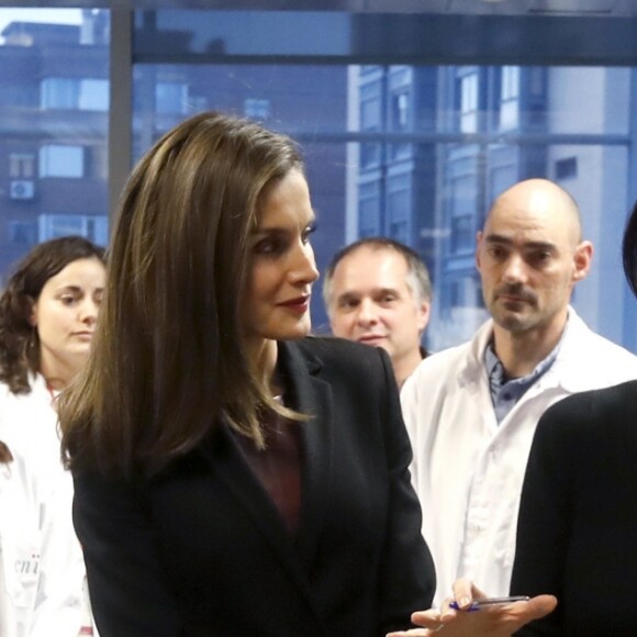 Le roi Felipe VI et la reine Letizia d'Espagne (qui porte une robe en cuir bordeaux Hugo Boss) lors de leur visite le 9 février 2017 du Centre de recherches cardiovasculaires Carlos III à Madrid.