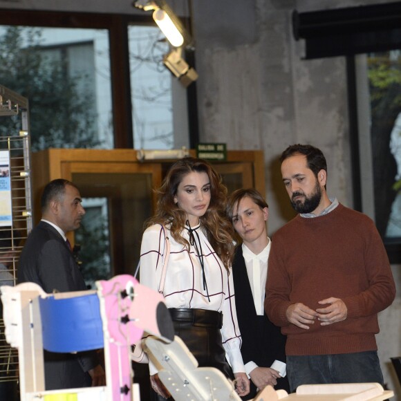 La reine Rania de Jordanie vêtue d'une jupe Burberry et d'un haut Derek Lam lors d'une visite du centre culturel à Madrid, le 19 novembre 2015.