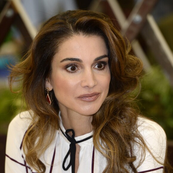La reine Rania de Jordanie vêtue d'une jupe Burberry et d'un haut Derek Lam lors d'une visite du centre culturel à Madrid, le 19 novembre 2015.