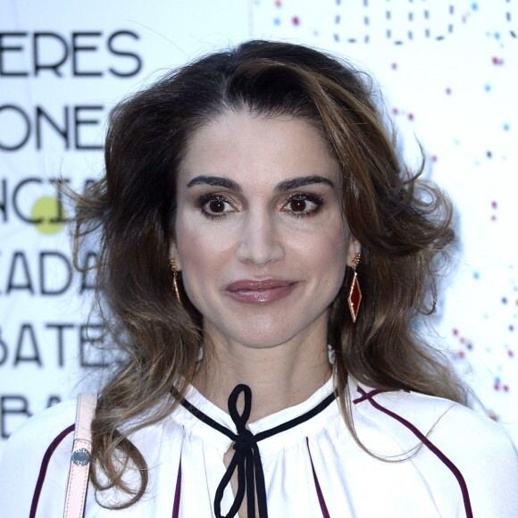 La reine Rania de Jordanie vêtue d'une jupe Burberry et d'un haut Derek Lam lors d'une visite du centre culturel à Madrid, le 19 novembre 2015.