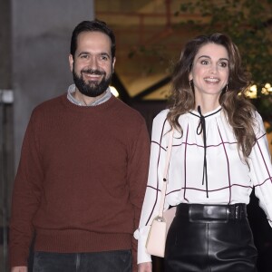 La reine Rania de Jordanie vêtue d'une jupe Burberry et d'un haut Derek Lam lors d'une visite du centre culturel à Madrid, le 19 novembre 2015.