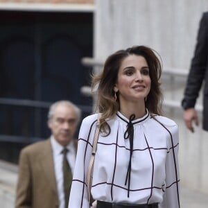 La reine Rania de Jordanie vêtue d'une jupe Burberry et d'un haut Derek Lam lors d'une visite du centre culturel à Madrid, le 19 novembre 2015.