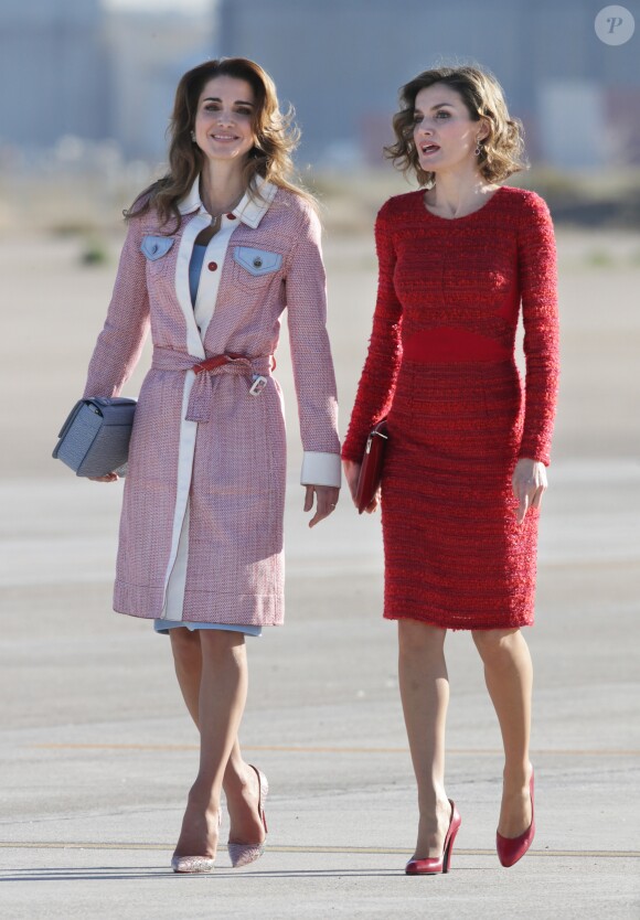 La reine Letizia d'Espagne et la reine Rania de Jordanie à l'aéroport à Madrid, le 19 novembre 2015.