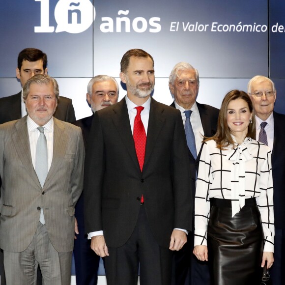 Letizia et Felipe VI d'Espagne lors de la clôture du projet de la fondation Telefonica à Madrid le 13 février 2017, au cours de laquelle le roi intervenait. La reine arbore un look rappelant l'un de ceux portés par la reine Rania de Jordanie en visite officielle à Madrid en novembre 2015.