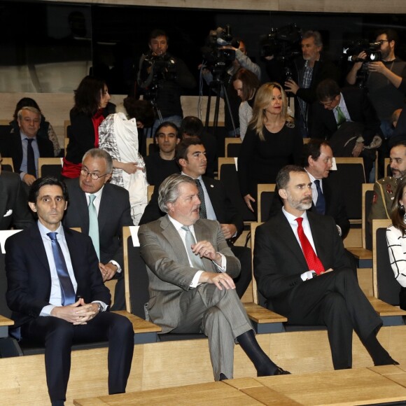 Letizia et Felipe VI d'Espagne lors de la clôture du projet de la fondation Telefonica à Madrid le 13 février 2017, au cours de laquelle le roi intervenait. La reine arbore un look rappelant l'un de ceux portés par la reine Rania de Jordanie en visite officielle à Madrid en novembre 2015.