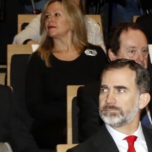 Letizia et Felipe VI d'Espagne lors de la clôture du projet de la fondation Telefonica à Madrid le 13 février 2017, au cours de laquelle le roi intervenait. La reine arbore un look rappelant l'un de ceux portés par la reine Rania de Jordanie en visite officielle à Madrid en novembre 2015.