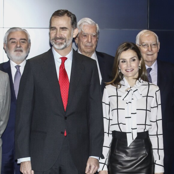 Letizia et Felipe VI d'Espagne lors de la clôture du projet de la fondation Telefonica à Madrid le 13 février 2017, au cours de laquelle le roi intervenait. La reine arbore un look rappelant l'un de ceux portés par la reine Rania de Jordanie en visite officielle à Madrid en novembre 2015.