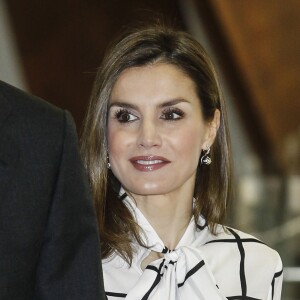 Letizia et Felipe VI d'Espagne lors de la clôture du projet de la fondation Telefonica à Madrid le 13 février 2017, au cours de laquelle le roi intervenait. La reine arbore un look rappelant l'un de ceux portés par la reine Rania de Jordanie en visite officielle à Madrid en novembre 2015.