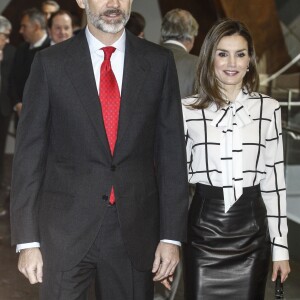 Letizia et Felipe VI d'Espagne lors de la clôture du projet de la fondation Telefonica à Madrid le 13 février 2017, au cours de laquelle le roi intervenait. La reine arbore un look rappelant l'un de ceux portés par la reine Rania de Jordanie en visite officielle à Madrid en novembre 2015.