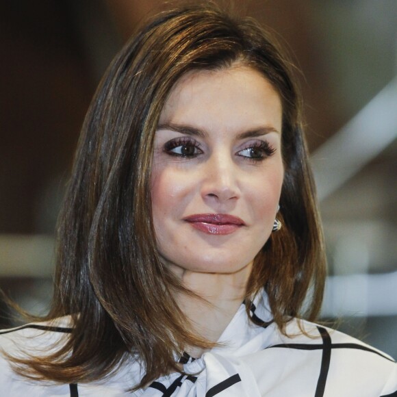 Letizia et Felipe VI d'Espagne lors de la clôture du projet de la fondation Telefonica à Madrid le 13 février 2017, au cours de laquelle le roi intervenait. La reine arbore un look rappelant l'un de ceux portés par la reine Rania de Jordanie en visite officielle à Madrid en novembre 2015.