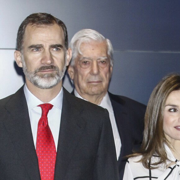 Letizia et Felipe VI d'Espagne lors de la clôture du projet de la fondation Telefonica à Madrid le 13 février 2017, au cours de laquelle le roi intervenait. La reine arbore un look rappelant l'un de ceux portés par la reine Rania de Jordanie en visite officielle à Madrid en novembre 2015.