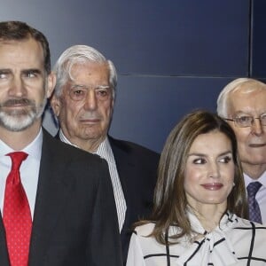 Letizia et Felipe VI d'Espagne lors de la clôture du projet de la fondation Telefonica à Madrid le 13 février 2017, au cours de laquelle le roi intervenait. La reine arbore un look rappelant l'un de ceux portés par la reine Rania de Jordanie en visite officielle à Madrid en novembre 2015.