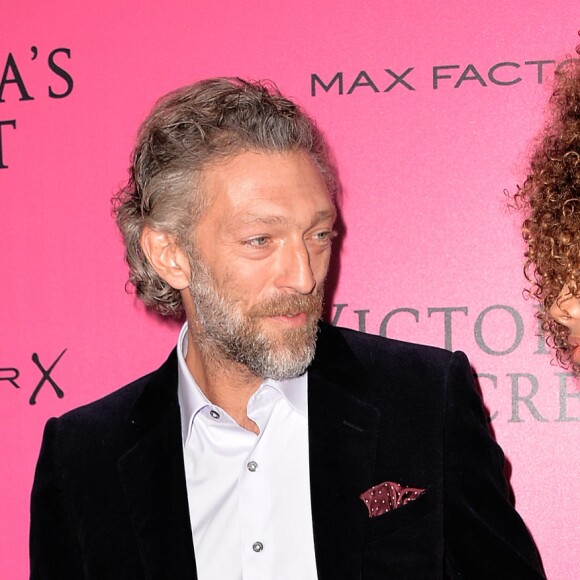 Vincent Cassel et sa compagne Tina Kunakey lors du photocall du Victoria's Secret Fashion 2016 au Grand Palais à Paris, France, le 30 novembre 2016. © BOV/Bestimage