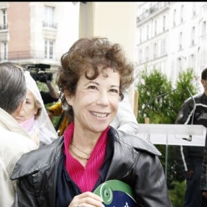 Véronique Colucci - Inauguration de la place Coluche à Paris, dans le 14e arrondissement, le 29 octobre 2006.