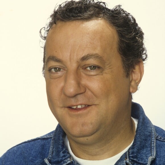 Portrait studio de Coluche le 19 septembre 1985.