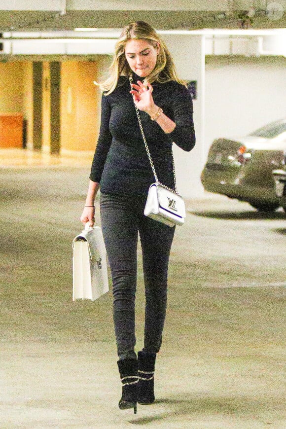 Exclusif - Kate Upton regagne sa voiture après un rendez-vous à Beverly Hills. Los Angeles, le 6 décembre 2016.