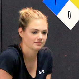 Exclusif - Kate Upton arrive à son cours de gym et discute avec son coach personnel à Beverly Hills. Kate porte sa jolie bague de fiançailles XXL et calîne un gentil Boxer. Le 1er décembre 2016