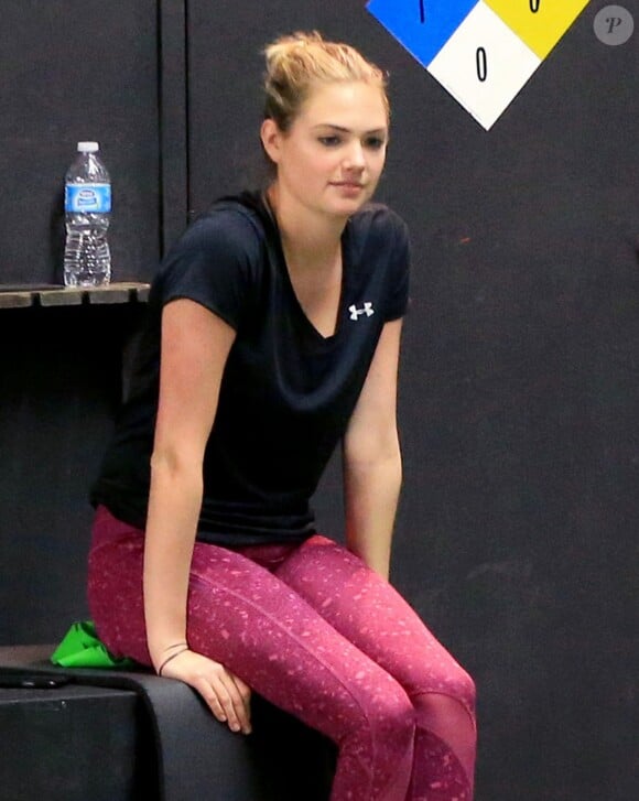 Exclusif - Kate Upton arrive à son cours de gym et discute avec son coach personnel à Beverly Hills. Kate porte sa jolie bague de fiançailles XXL et calîne un gentil Boxer. Le 1er décembre 2016