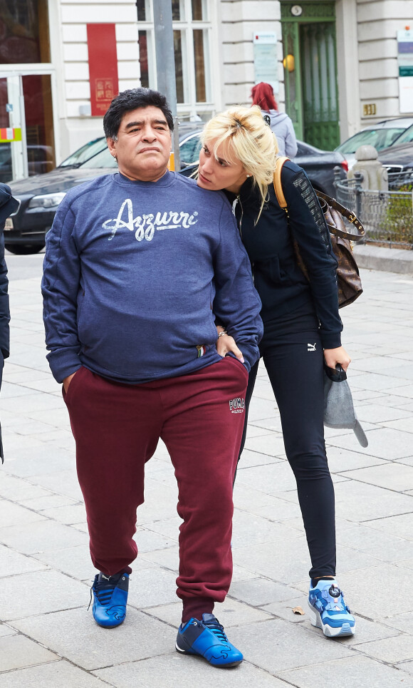 Exclusif  - Maradona et sa petite amie Rocio Olivia dans les rues de Vienne, le 27 mars 2015.