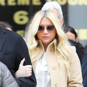 La chanteuse Kesha quitte la cour de New York après son audition dans l'affaire qui l'oppose à Dr Luke, le 19 février 2016. Sony empêche Kesha de changer de maison de disque et veut l'obliger à faire les 3 prochains albums avec Dr. Luke, comme l'exige son contrat, alors que la chanteuse prétend que l'homme l'a agressée sexuellement.