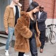 Kim Kardashian et son attaché de presse Simon Huck à la sortie d'un immeuble à New York, le 16 février 2017