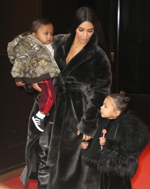 Kim Kardashian à la sortie d'un immeuble avec ses enfants North et Saint à New York, le 1er février 2017