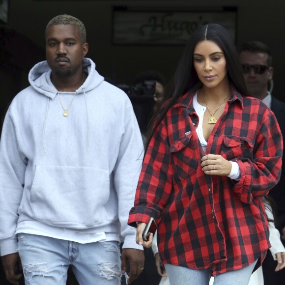 Kim Kardashian et Kanye West retrouvent Kourtney Kardashian pour déjeuner à Calabasas, le 18 janvier 2017