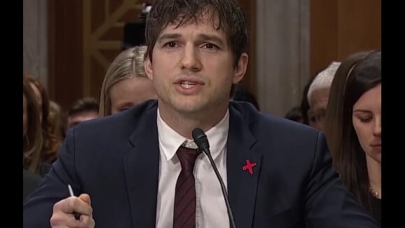 Ashton Kutcher parle de l'esclavage sexuel des enfants et de la pédophilie sur Internet, face au Sénat américain, le 15 février 2017.