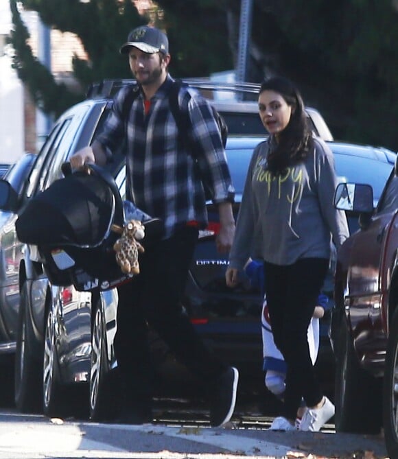 Exclusif - Ashton Kutcher et sa femme Mila Kunis avec leurs enfants Wyatt et Dimitri se rendent chez des amis dans le quartier de Studio City à Los Angeles, Californie, Etats-Unis, le 27 décembre 2016.