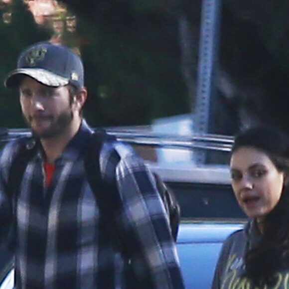 Exclusif - Ashton Kutcher et sa femme Mila Kunis avec leurs enfants Wyatt et Dimitri se rendent chez des amis dans le quartier de Studio City à Los Angeles, Californie, Etats-Unis, le 27 décembre 2016.