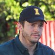 Exclusif - Ashton Kutcher qui vient d'avoir un second enfant, Dimi­tri Port­wood Kutcher, avec sa femme Mila Kunis sort de sa voiture à Los Angeles le 2 décembre 2016