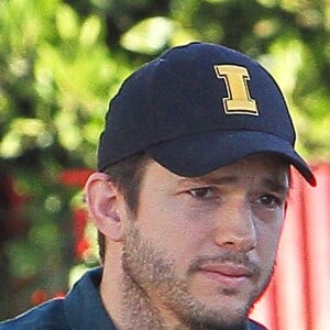 Exclusif - Ashton Kutcher qui vient d'avoir un second enfant, Dimi­tri Port­wood Kutcher, avec sa femme Mila Kunis sort de sa voiture à Los Angeles le 2 décembre 2016