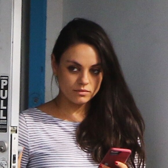 Mila Kunis enceinte se promène à Studio City le 15 novembre 2016.