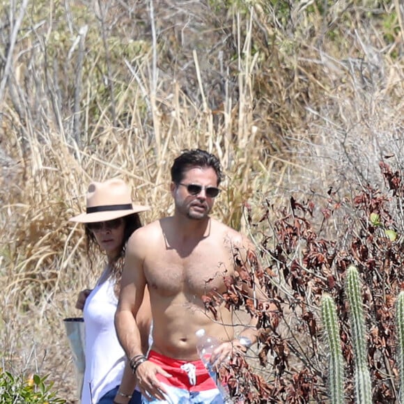 Semi Exclusif - David Charvet et sa femme Brooke Burke en amoureux à Saint Barthélemy avec des amis le 15 février 2017.