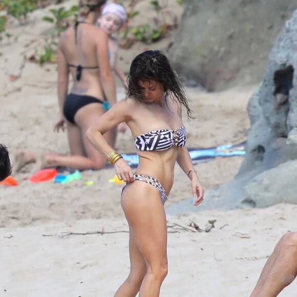 Semi Exclusif - David Charvet et sa femme Brooke Burke en amoureux à Saint Barthélemy avec des amis le 15 février 2017.