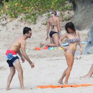 Semi Exclusif - David Charvet et sa femme Brooke Burke en amoureux à Saint Barthélemy avec des amis le 15 février 2017.