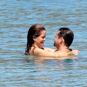 Semi Exclusif - David Charvet et sa femme Brooke Burke en amoureux à Saint Barthélemy avec des amis le 15 février 2017.