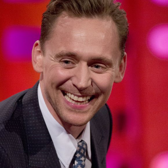 Tom Hiddleston sur le plateau de l'émission "The Graham Norton Show" à Londres le 15 février 2017