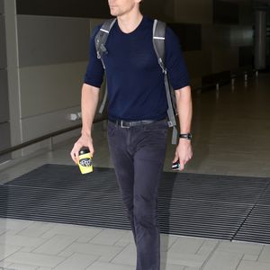 Exclusif - Tom Hiddleston arrive à l'aéroport international de Brisbane, Australie, le 12 octobre 2016