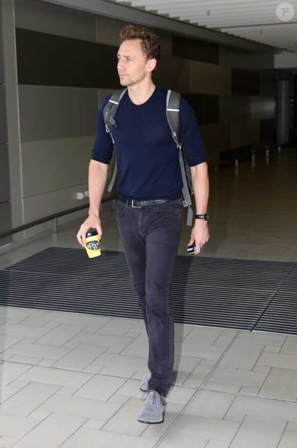 Exclusif - Tom Hiddleston arrive à l'aéroport international de Brisbane, Australie, le 12 octobre 2016