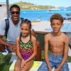 Scottie Pippen, ici avec deux de ses enfants, et sa femme Larsa sont partis en vacances dans les Iles Vierges avec leurs quatre enfants à partir du 14 février 2017. La procédure de divorce entamée fin 2016 par la légende des Chicago Bulls serait en suspens. Photo Twitter 14 février 2017.