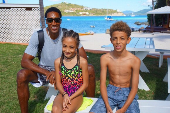 Scottie Pippen, ici avec deux de ses enfants, et sa femme Larsa sont partis en vacances dans les Iles Vierges avec leurs quatre enfants à partir du 14 février 2017. La procédure de divorce entamée fin 2016 par la légende des Chicago Bulls serait en suspens. Photo Twitter 14 février 2017.